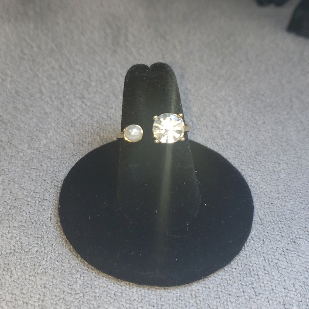 Pretty gold, crystal, and tiny pearl ring